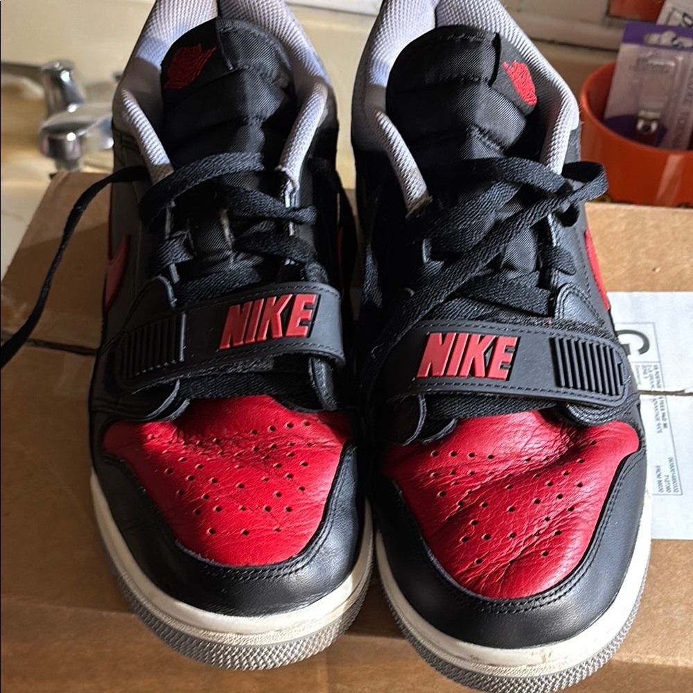 Nike Jordan legacy CD7069-006mens shoes Red and Black Sneakers - Picture 5 of 6